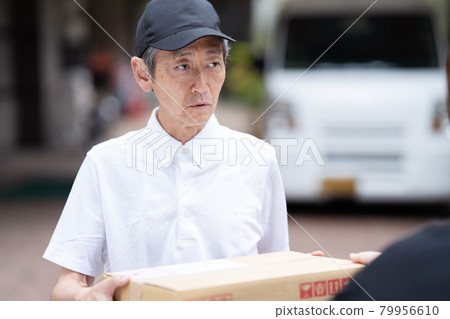 Delivery to home delivery, distribution, middle-aged men Delivery to home delivery, distribution, middle-aged men 79956610