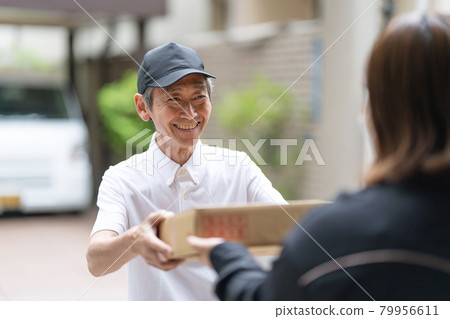 Delivery to home delivery, distribution, middle-aged men Delivery to home delivery, distribution, middle-aged men 79956611