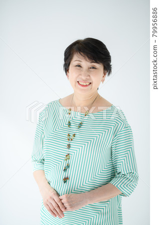 高級女性肖像微笑 79956886