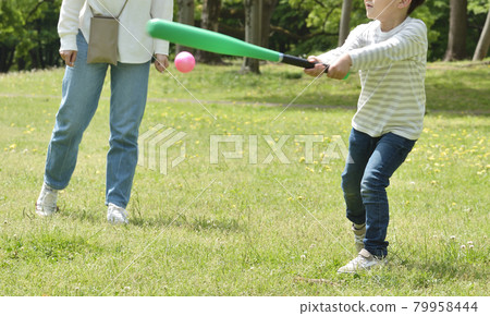 父母和孩子在公園裡享受棒球 79958444