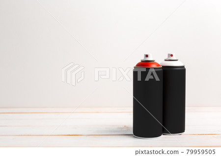 Spray paint cans close up Spray paint cans close up 79959505