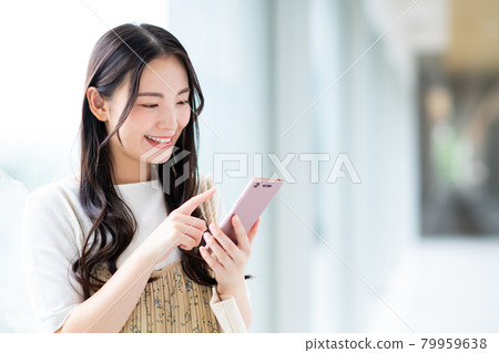 使用智能手機的女大學生 使用智能手機的女大學生 79959638