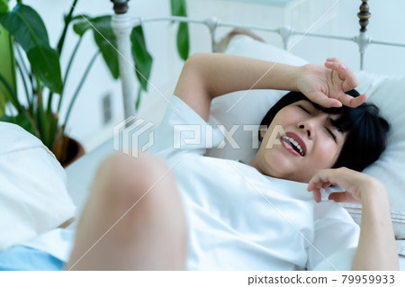 失眠的年輕女人 79959933