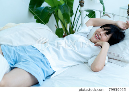 失眠的年輕女人 79959935