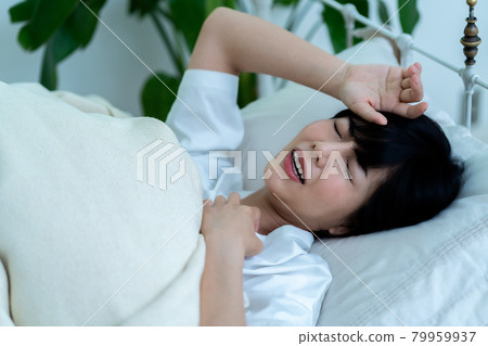 失眠的年輕女人 79959937