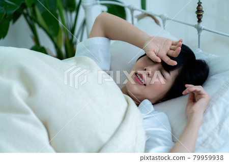 失眠的年輕女人 79959938
