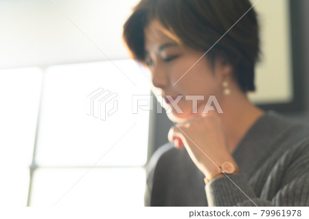 女性肖像 79961978