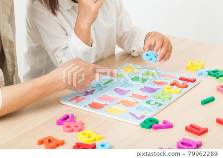 Children and mothers studying numbers Children and mothers studying numbers 79962289