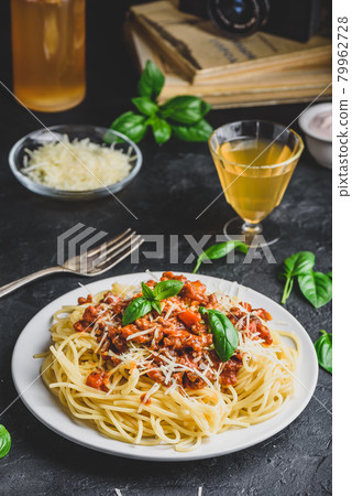 Spaghetti with bolognese sauce, parmesan and basil 79962728