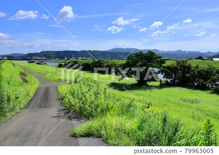 Satsumasendai City, the riverbed of the Sendai River and the blue sky 79963005