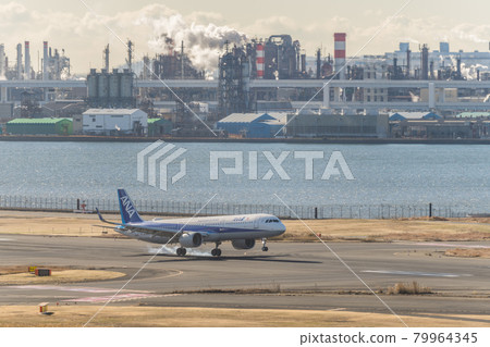 [Haneda Airport Terminal 1 Tire Smoke at ANA Aircraft Landing] 79964345