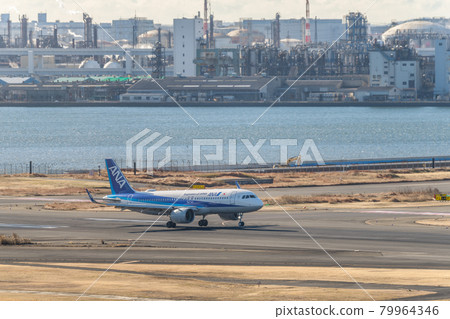 [Haneda Airport Terminal 1 ANA Aircraft Landing] 79964346