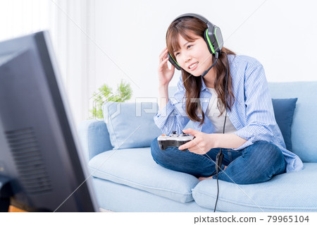 A woman playing a net game (online game) in the room 79965104