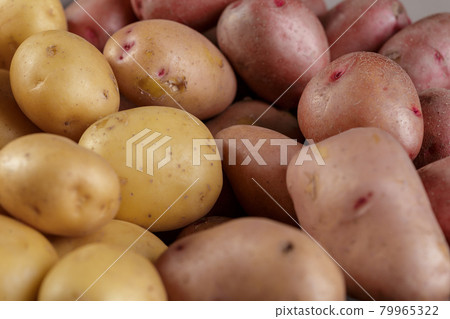Fresh raw potatoes Fresh raw potatoes 79965322