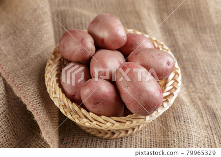 Fresh raw potatoes Fresh raw potatoes 79965329