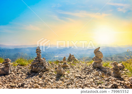 Stone stacks in mountains 79965552