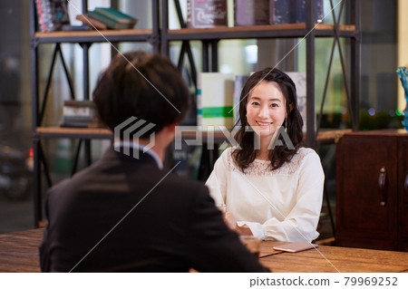 一對夫婦在一家咖啡館開心地聊天 一對夫婦在一家咖啡館開心地聊天 79969252