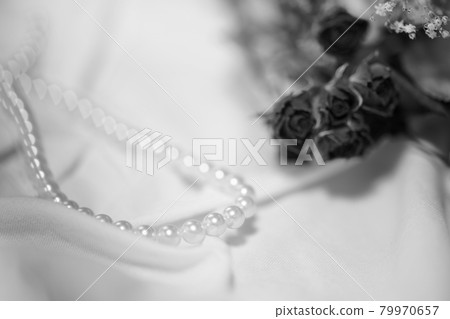 乾燥花與珍珠項鍊黑白影像 79970657