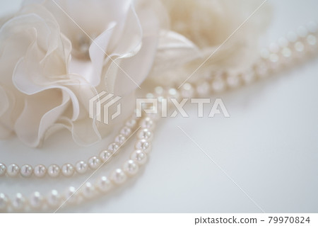珍珠項鍊和白色胸花 79970824