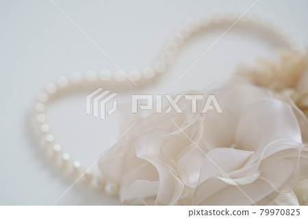 心形花卉珍珠項鍊和白色胸花 79970825