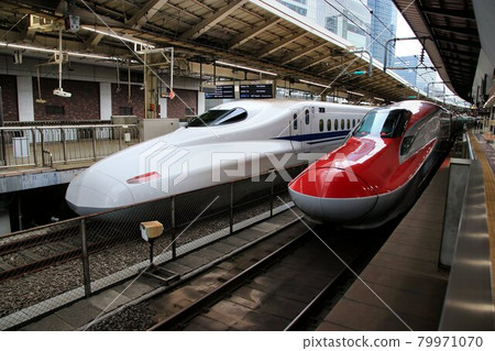 To the west to the north ... Shinkansen that carries the aorta Tokaido / Tohoku Shinkansen-at Tokyo Station 79971070