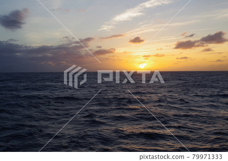 從小gas原群島千島島海角看日出 從小gas原群島千島島海角看日出 79971333