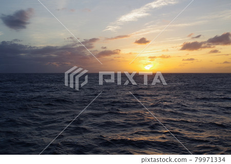 從小gas原群島千島島海角看日出 從小gas原群島千島島海角看日出 79971334