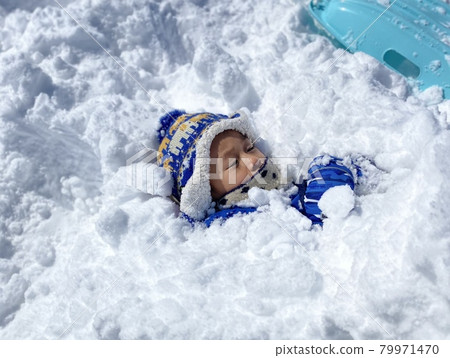 被雪掩埋的男孩 79971470