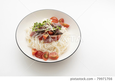 Arranged somen noodles with bonito flakes and petit tomatoes Arranged somen noodles with bonito flakes and petit tomatoes 79971708
