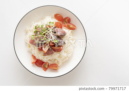 Arranged somen noodles with bonito flakes and petit tomatoes 79971717