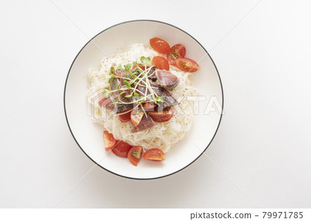 Arranged somen noodles with bonito flakes and petit tomatoes 79971785