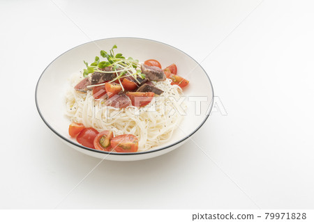Arranged somen noodles with bonito flakes and petit tomatoes 79971828