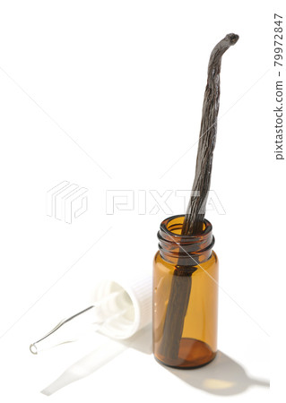 在白色背景下拍攝香氣瓶和香草豆 在白色背景下拍攝香氣瓶和香草豆 79972847