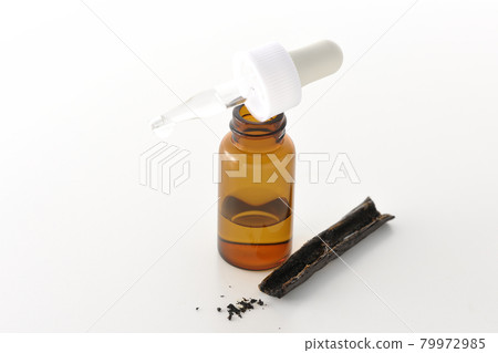 Shooting aroma bottles and vanilla beans on a white background 79972985