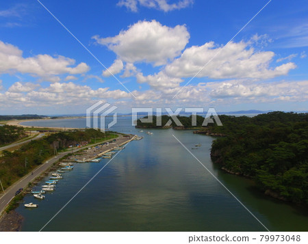 與海灣路，天空，白色云無人機（宮城縣東松島市宮裡寺Kushikiyama）的鳥瞰圖 79973048