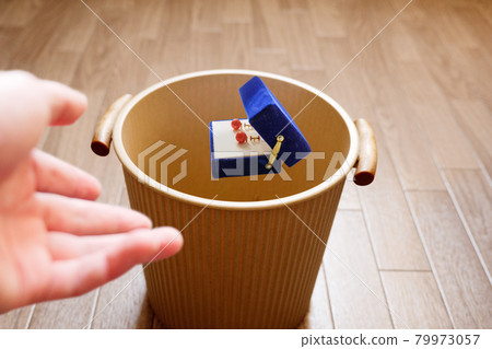 Throw unnecessary earrings together with the case into the trash can Throw unnecessary earrings together with the case into the trash can 79973057