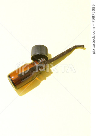 香氣瓶和香草豆 79973089