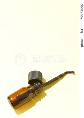 Aroma bottle and vanilla beans 79973090