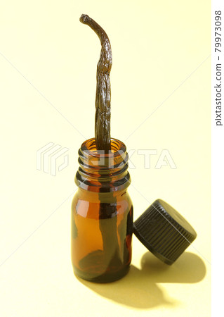 香氣瓶和香草豆 79973098