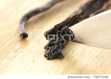 Scrape the vanilla beans from the pod with a knife Scrape the vanilla beans from the pod with a knife 79973268