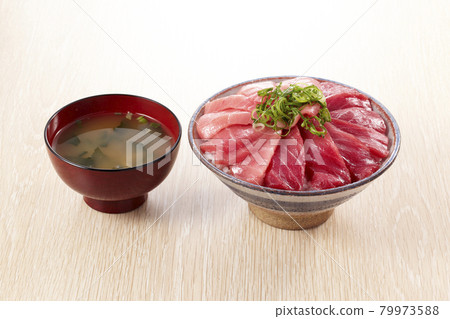 Tuna bowl, a delicious set meal of lean meat from medium fatty tuna 79973588