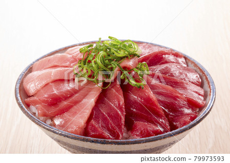 金槍魚碗，一個看起來很美味的碗，裡面有中等脂肪的金槍魚瘦肉 79973593
