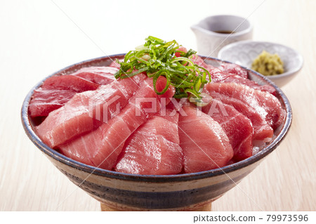 金槍魚碗,一個看起來很美味的碗,裡面有中等脂肪的金槍魚瘦肉 金槍魚碗,一個看起來很美味的碗,裡面有中等脂肪的金槍魚瘦肉 79973596