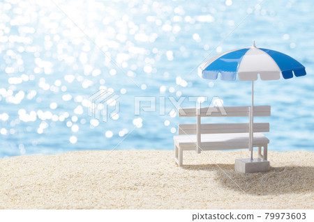 夏季沙灘、白色長椅和遮陽傘 夏季沙灘、白色長椅和遮陽傘 79973603