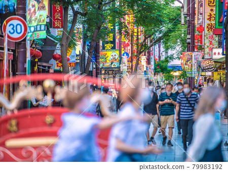 日本東京的橫濱都市風景在第四個聲明之下。感染正在蔓延，但在橫濱唐人街看到遊客...... = 7月19日 79983192