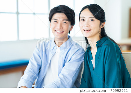 Married couple, family, lifestyle, living room 79992921