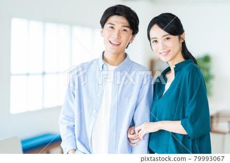 Married couple, family, lifestyle, living room 79993067