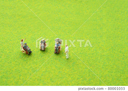 坐在輪椅上的老人和看護者的形象 80001033