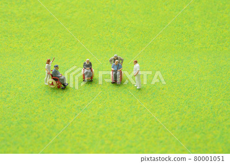 坐在輪椅上的老人和看護者的形象 80001051