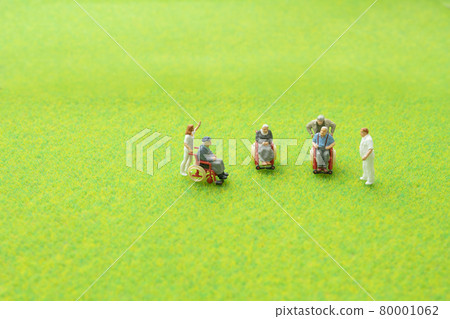 坐在輪椅上的老人和看護者的形象 坐在輪椅上的老人和看護者的形象 80001062